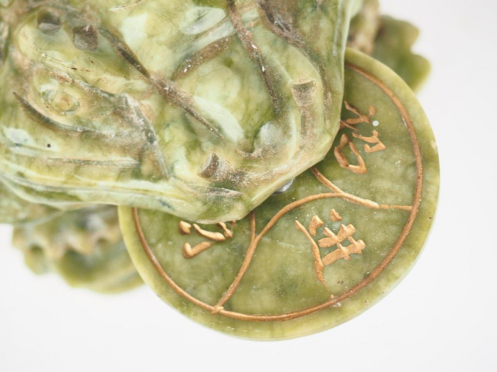 Groupe en serpentine "crapaud tenant une monnaie"  Chine vers 1960 H. 