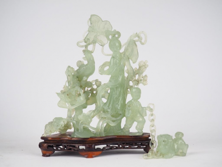 Groupe en serpentine "jeune femme accompagnée d'un enfant, d'un oiseau