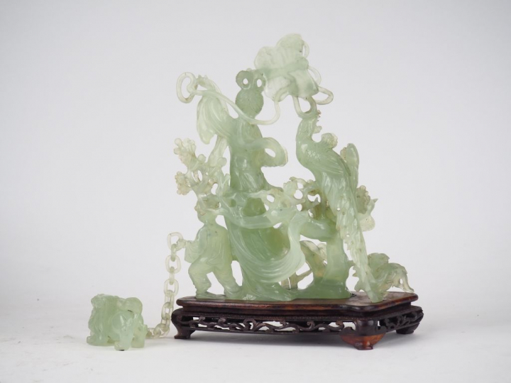 Groupe en serpentine "jeune femme accompagnée d'un enfant, d'un oiseau