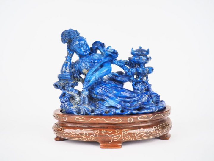 Groupe en lapiz lazuli rehaussé "au repos"  Chine vers 1960  H. 9 cm