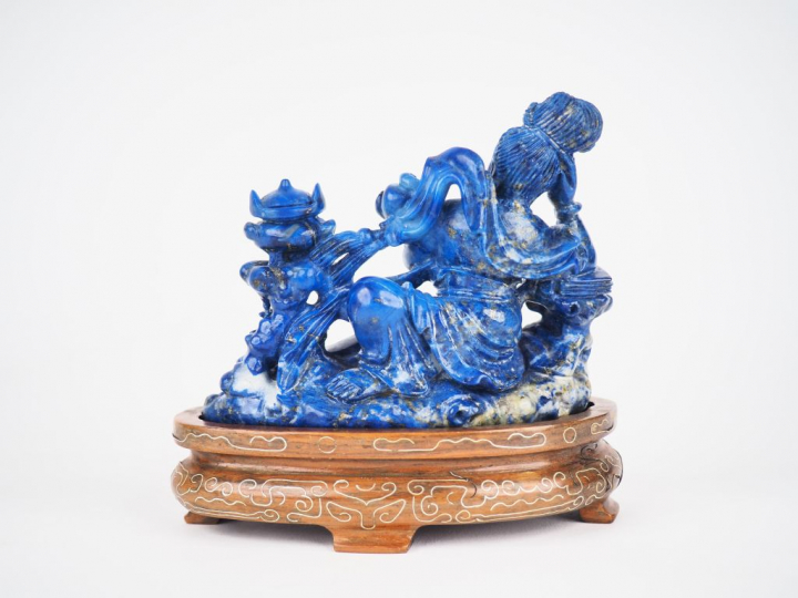Groupe en lapiz lazuli rehaussé "au repos"  Chine vers 1960  H. 9 cm