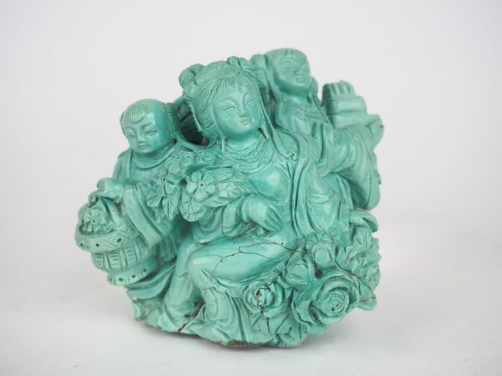 Groupe en résine à l'imitation de la turquoise "jeune femme accompagné