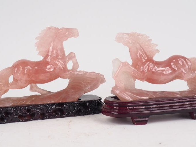 Paire de chevaux galopants en quartz rose  L. 28 cm