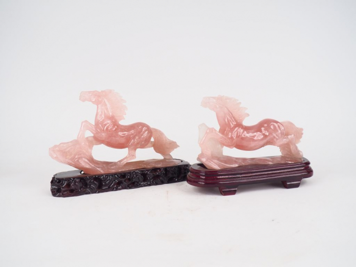 Paire de chevaux galopants en quartz rose  L. 28 cm