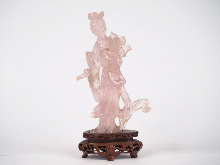 Statuette "déesse du printemps" en quartz rose  Chine vers 1960  H. 14