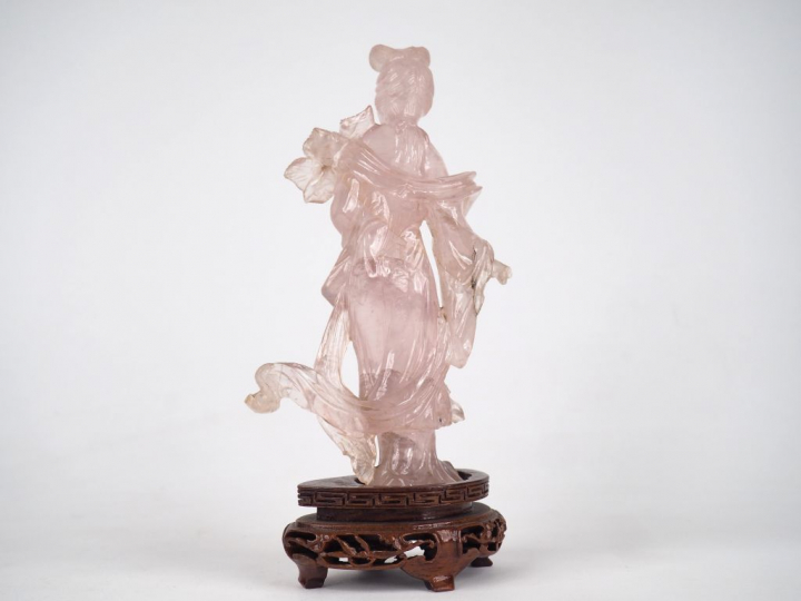 Statuette "déesse du printemps" en quartz rose  Chine vers 1960  H. 14