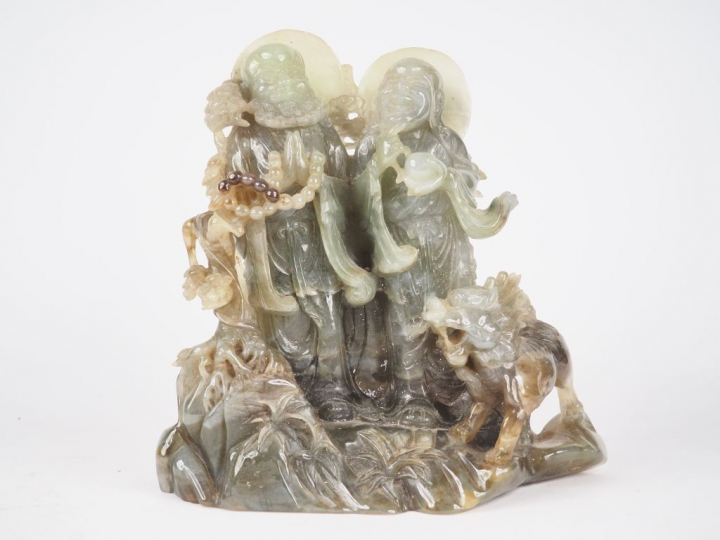 Groupe en serpentine vert clair représentant deux loans accompagnés d'