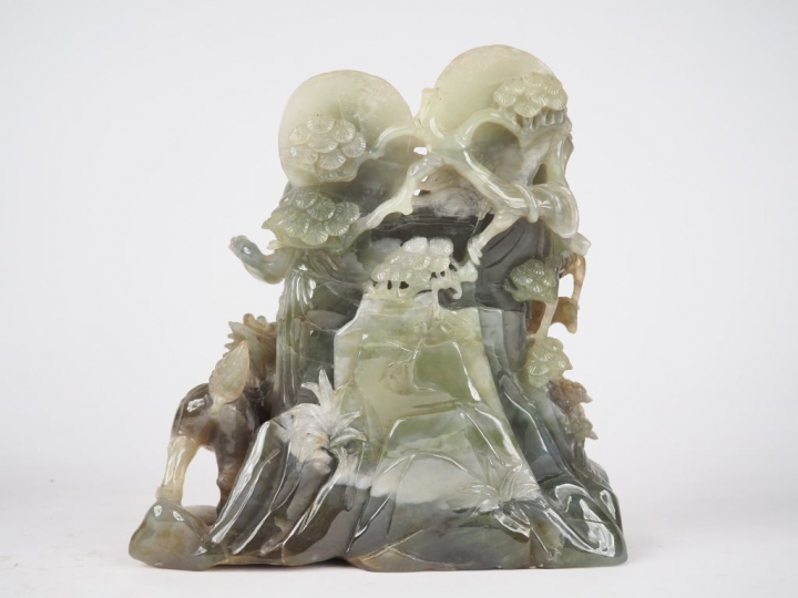 Groupe en serpentine vert clair représentant deux loans accompagnés d'