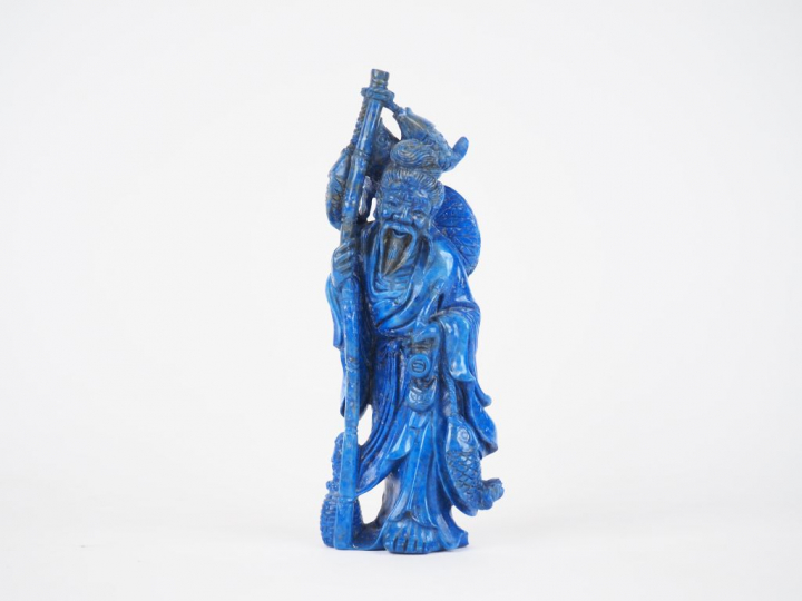 Statuette en lapis lazuli représentant un pecheur, couleur rehaussée C