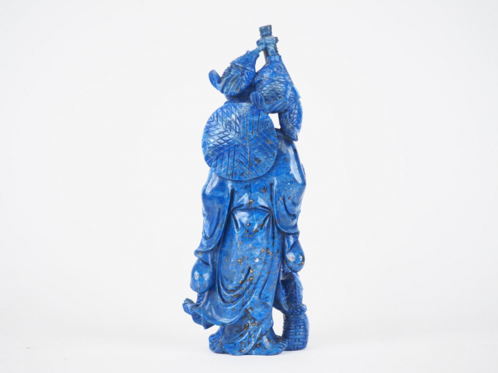 Statuette en lapis lazuli représentant un pecheur, couleur rehaussée C
