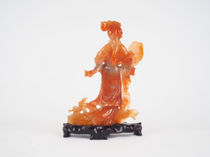 Statuette en cornaline "jeune femme à l'éventail"  Chine vers 1960 H. 