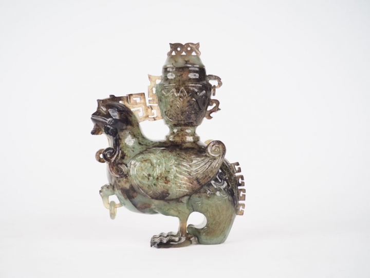 Vase couvert en forme de phenix en serpentine  Chine vers 1960  H. 19 