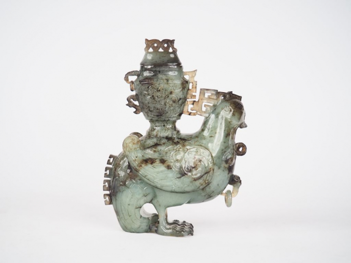 Vase couvert en forme de phenix en serpentine  Chine vers 1960  H. 19 