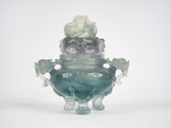 Vase couvert tripode en fluor à décor de dragons  Chine vers 1960 H. 1