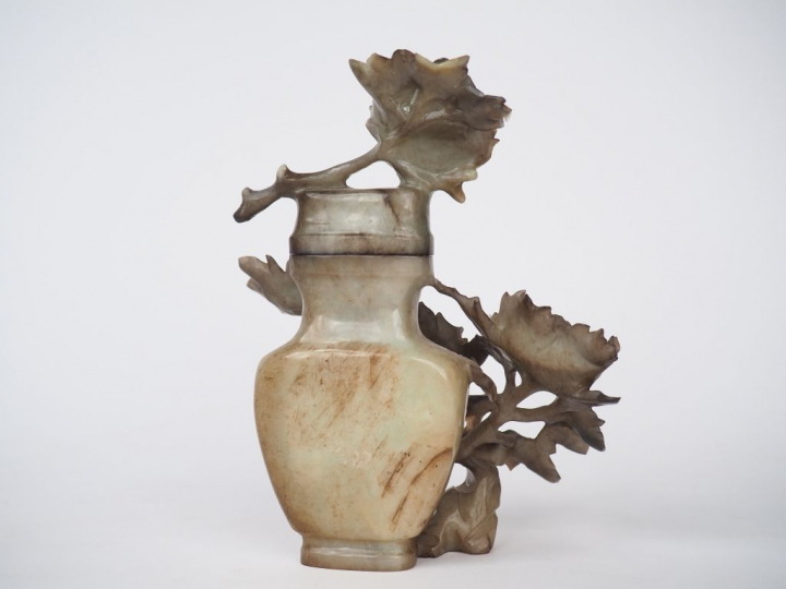Chine, XXe siècle, Vase couvert en serpentine sculpté d'un pivoinier e