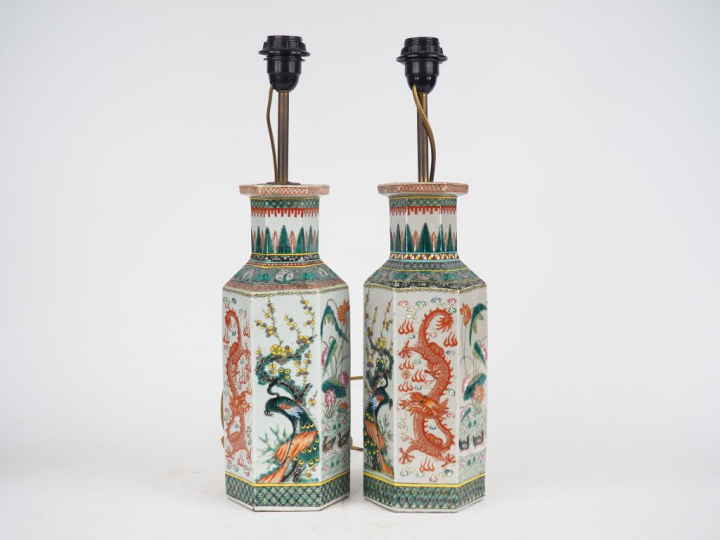 Paire de vases XIXème en porcelaine de Chine, décor polychrome de drag