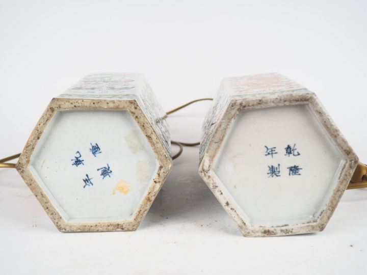 Paire de vases XIXème en porcelaine de Chine, décor polychrome de drag