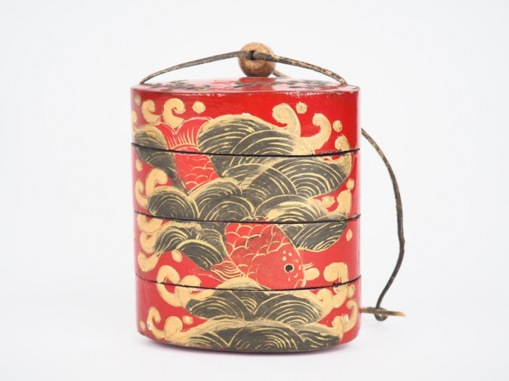 Japon, 1900,  Inro en bois laqué, décor de carpes sur fond rouge.  H. 