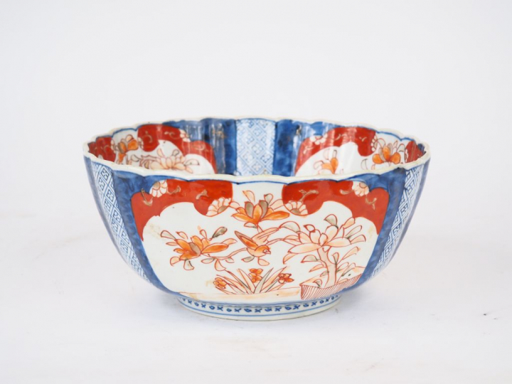 Coupe en porcelaine d'Imari décor d'arbustes en fleurs et d'oiseaux Ja