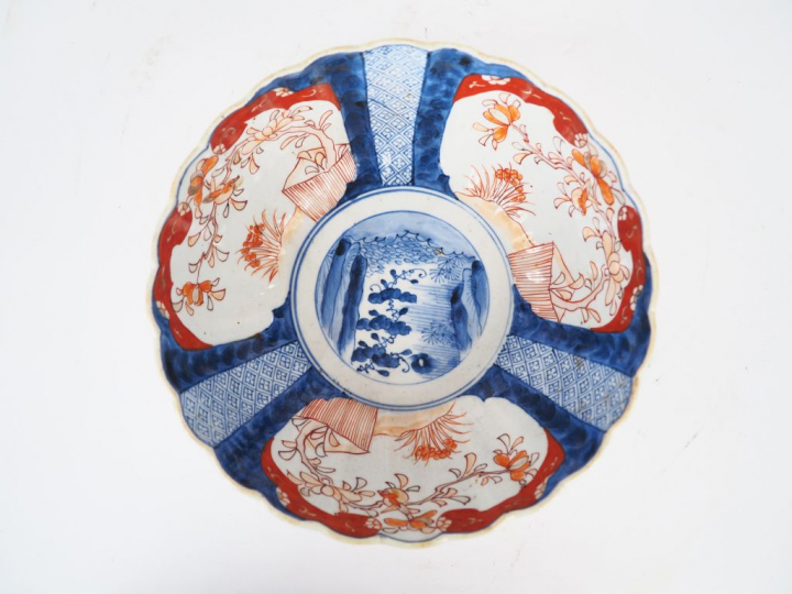 Coupe en porcelaine d'Imari décor d'arbustes en fleurs et d'oiseaux Ja
