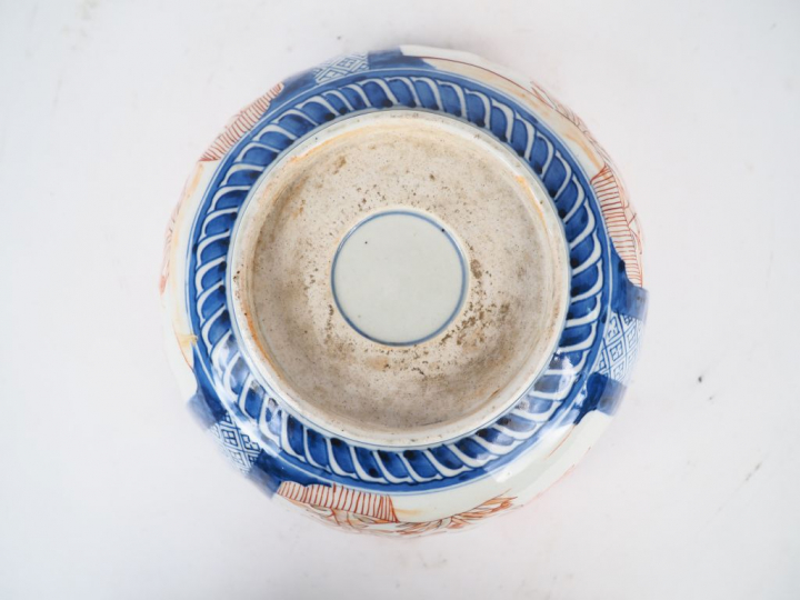 Coupe en porcelaine d'Imari décor d'arbustes en fleurs et d'oiseaux Ja