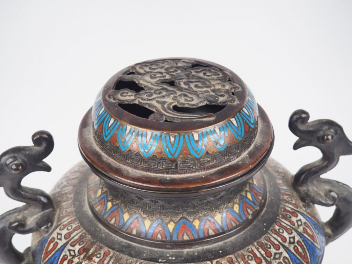 Brule parfum XIXème en bronze et cloisonnés du Japon à décor d'animaux