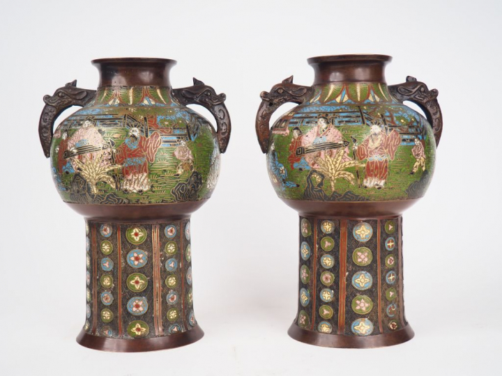 Paire de vases balustres en champlevés, à décor d'un salon de musique 