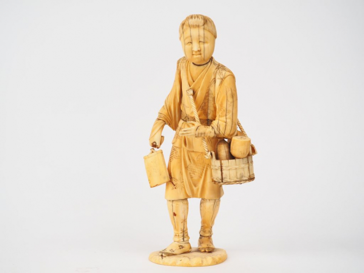 Okimono en ivoire du Japon XIXème "Le peintre" Poids : 655 g (petits a