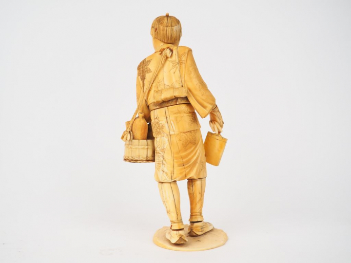 Okimono en ivoire du Japon XIXème "Le peintre" Poids : 655 g (petits a