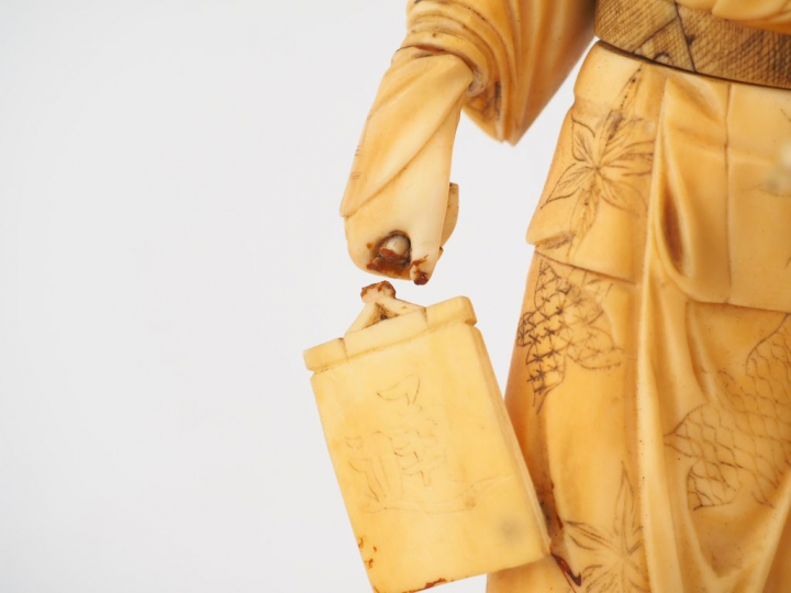 Okimono en ivoire du Japon XIXème "Le peintre" Poids : 655 g (petits a