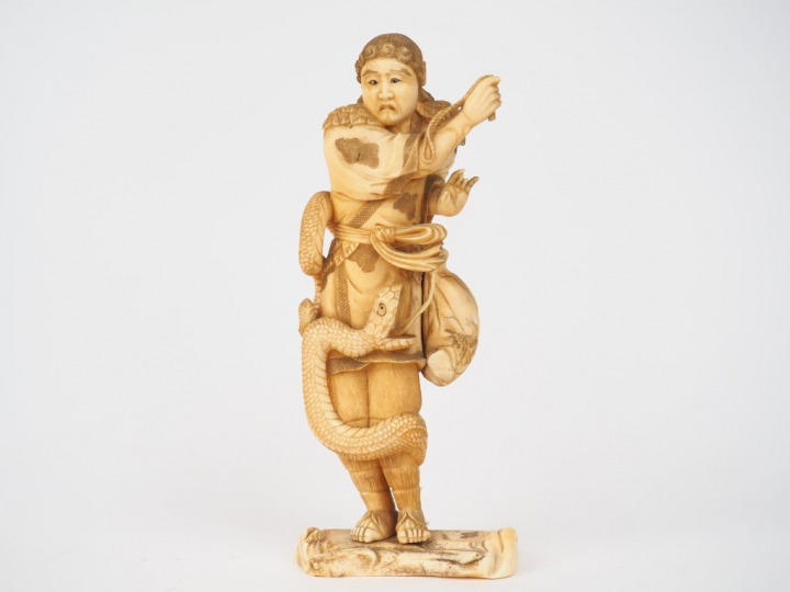 Okimono en ivoire du Japon XIXème 'personnage mythologique et serpent"