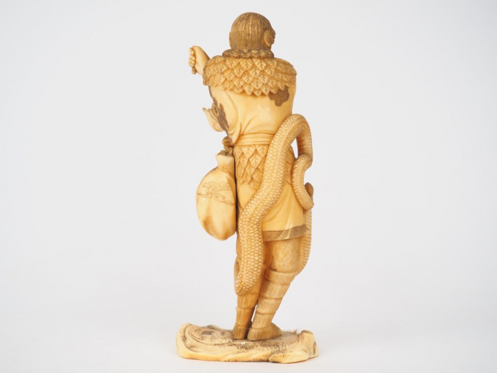 Okimono en ivoire du Japon XIXème 'personnage mythologique et serpent"