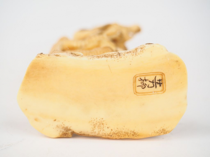 Okimono en ivoire du Japon XIXème 'personnage mythologique et serpent"