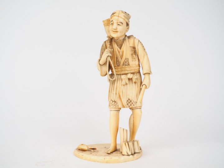 Okimono en ivoire du Japon XIXème "Bucheron" Poids : 460 g H. 21,5 cm 