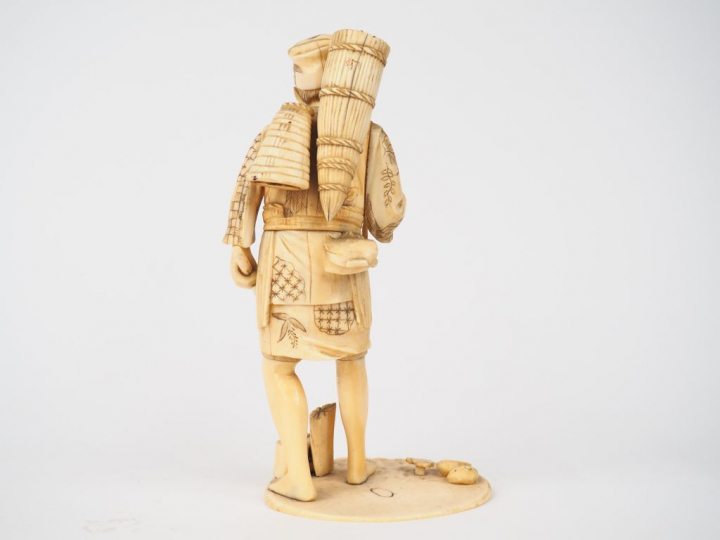 Okimono en ivoire du Japon XIXème "Bucheron" Poids : 460 g H. 21,5 cm 