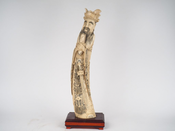 Statuette en ivoire représentant l'auguste de jade (divinté du tao) Ch