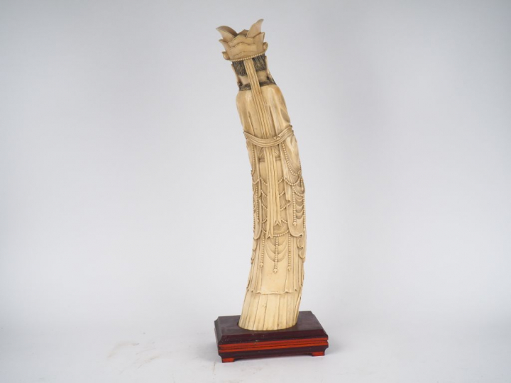 Statuette en ivoire représentant l'auguste de jade (divinté du tao) Ch
