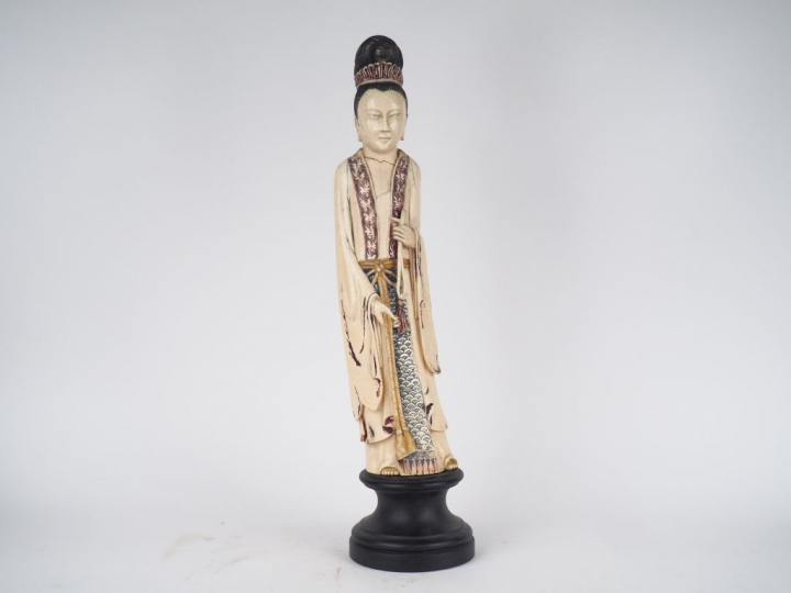 Statuette en ivoire polychrome 'divinité"  Chine vers 1930 Poids : 6 k