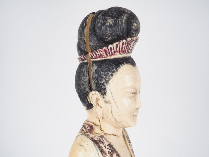 Statuette en ivoire polychrome 'divinité"  Chine vers 1930 Poids : 6 k