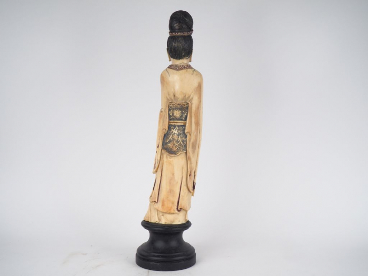 Statuette en ivoire polychrome 'divinité"  Chine vers 1930 Poids : 6 k