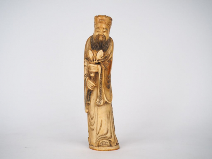 Statuette en ivoire patinée représentant un sage tenant un branchage f