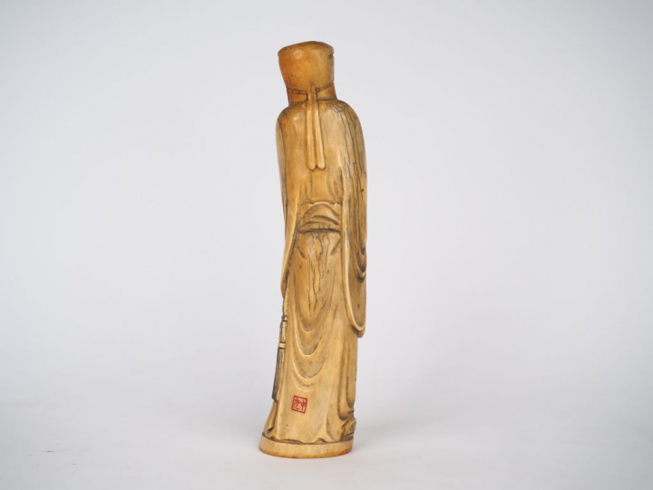 Statuette en ivoire patinée représentant un sage tenant un branchage f