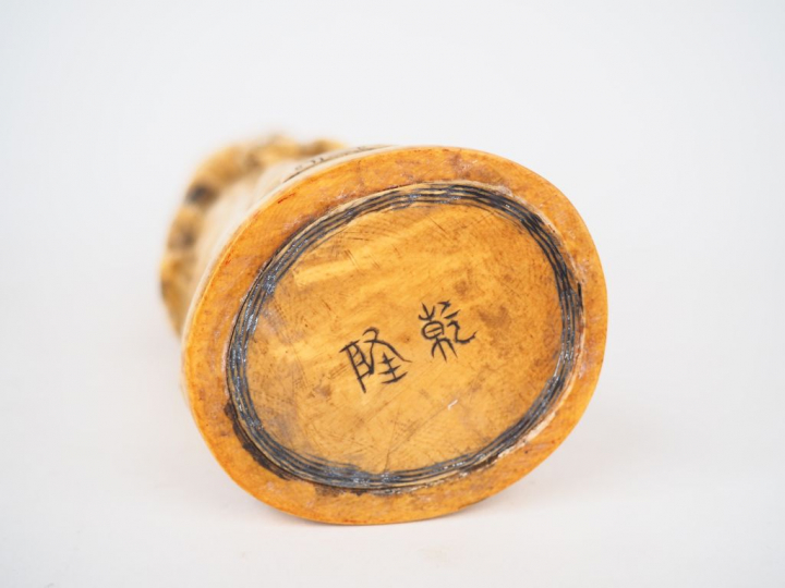 Statuette en ivoire patinée représentant un sage tenant un branchage f