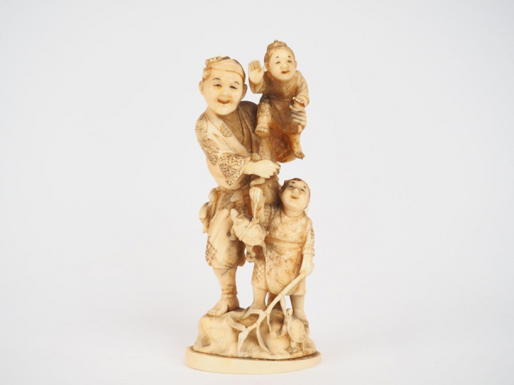 Okimono XIXème en invoire du Japon "marchande de tortues et ses enfant