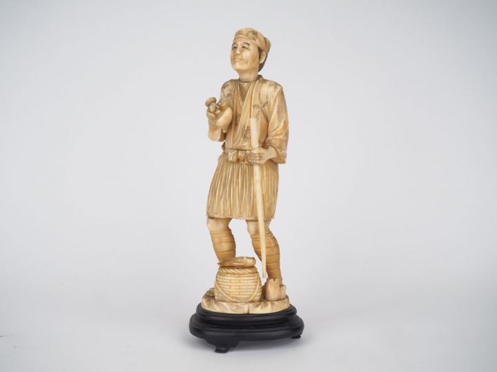 Okimono en ivoire "marchand de poisson"  Japon vers 1924 H. 24 cm (acc