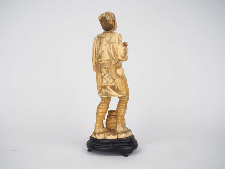 Okimono en ivoire "marchand de poisson"  Japon vers 1924 H. 24 cm (acc