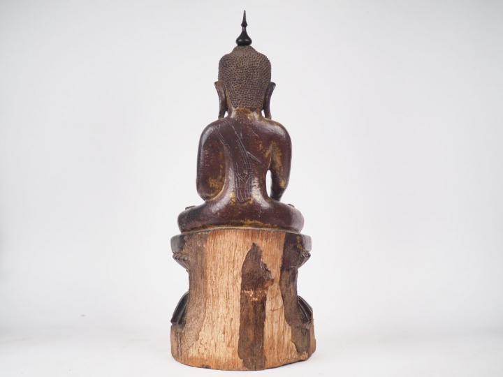 Bouddha en bois laqué brun rouge dans la position de la prise de la te