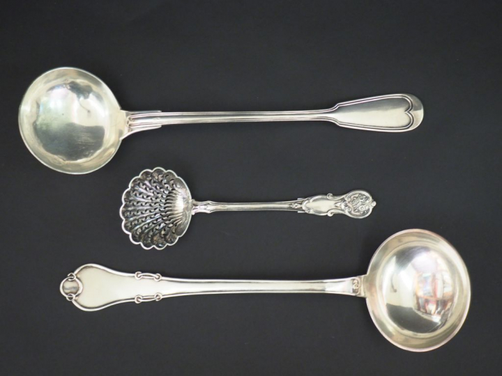2 louches en argent, poinçon Minerve et un saupoudroir Napoléon III en