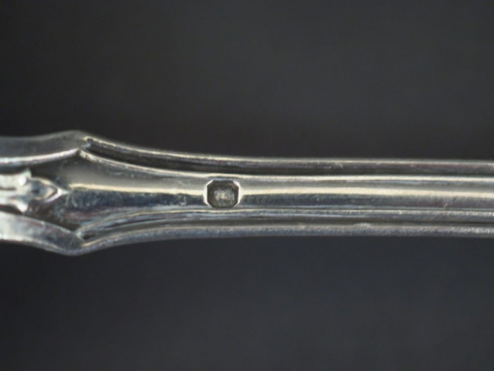 2 louches en argent, poinçon Minerve et un saupoudroir Napoléon III en