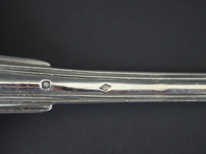 2 louches en argent, poinçon Minerve et un saupoudroir Napoléon III en